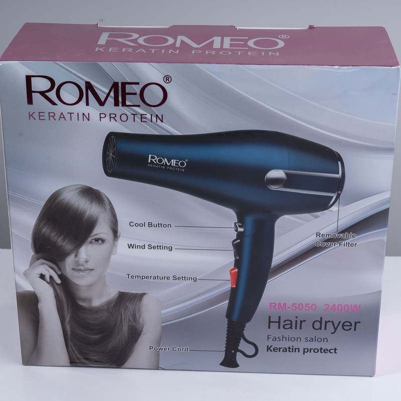 سشوار حرفه‌ای 2400 وات رومئو مدل RM-5050، موتور AC، وزن 450 گرم، المنت فلز، دارای سری متمرکز‌کننده باریک، متمرکز‌کننده پهن با ویژگی صاف‌کنندگی، حجم‌دهندگی، با قابلیت تنظیم دما، باد سرد
