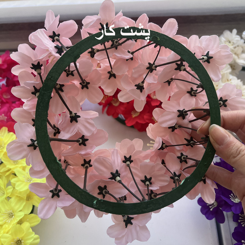 حلقه گل مصنوعی طرح شکوفه بهار، مناسب دکوراسیون دیواری و رومیزی با ابعاد 25×25×5 سانتی‌متر و وزن 1001 گرم