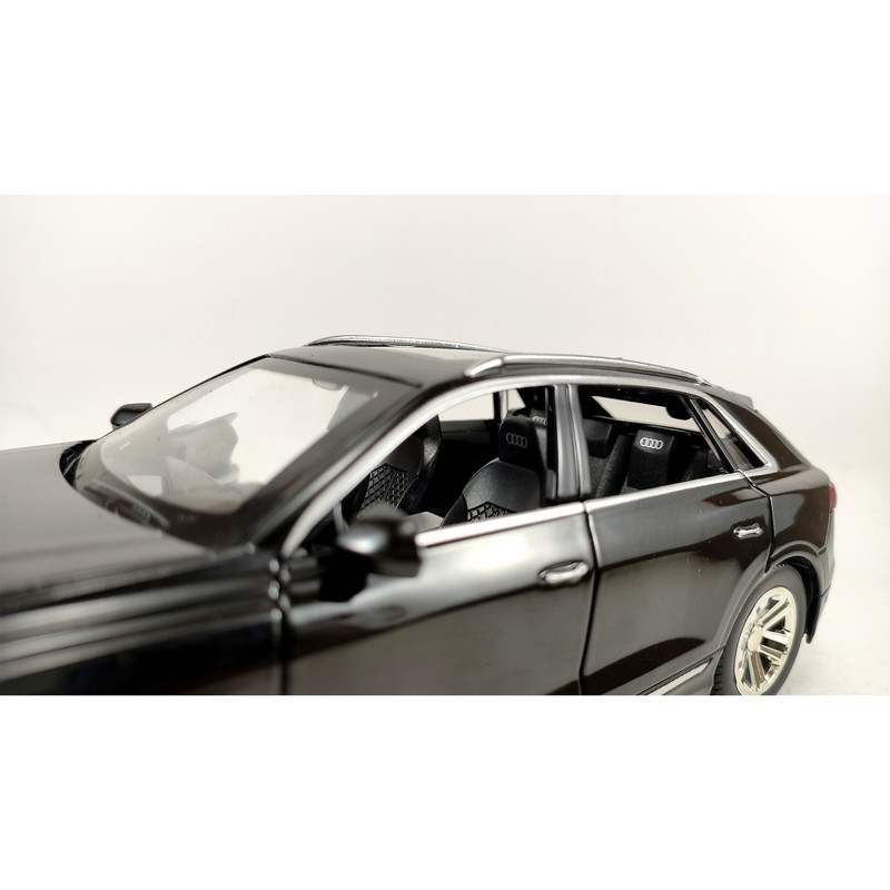 ماشین بازی سواری مدل آئودی CZ09 با بدنه فلزی، چراغ‌دار و باتری قلمی، دارای چهار چرخ و الهام‌گرفته از نمونه واقعی، ابعاد 210x80x70 میلی‌متر و وزن 400 گرم