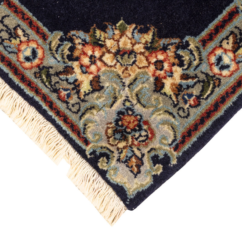 فرش دستبافت ربع متری طرح ساروق کد 45P12274 زمینه سورمه ای