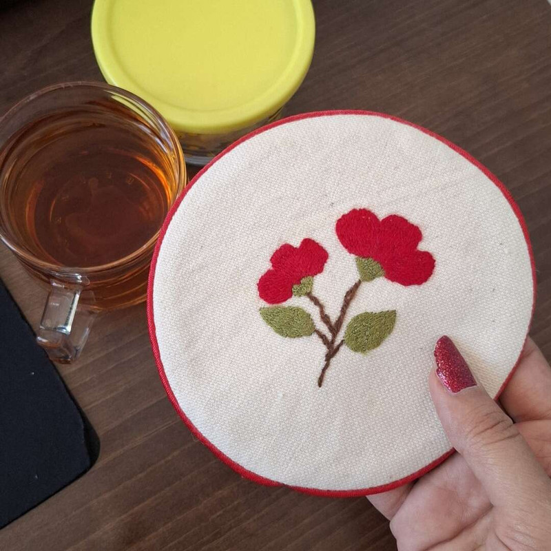 زیر لیوانی گلدوزی طرح گل سه پر