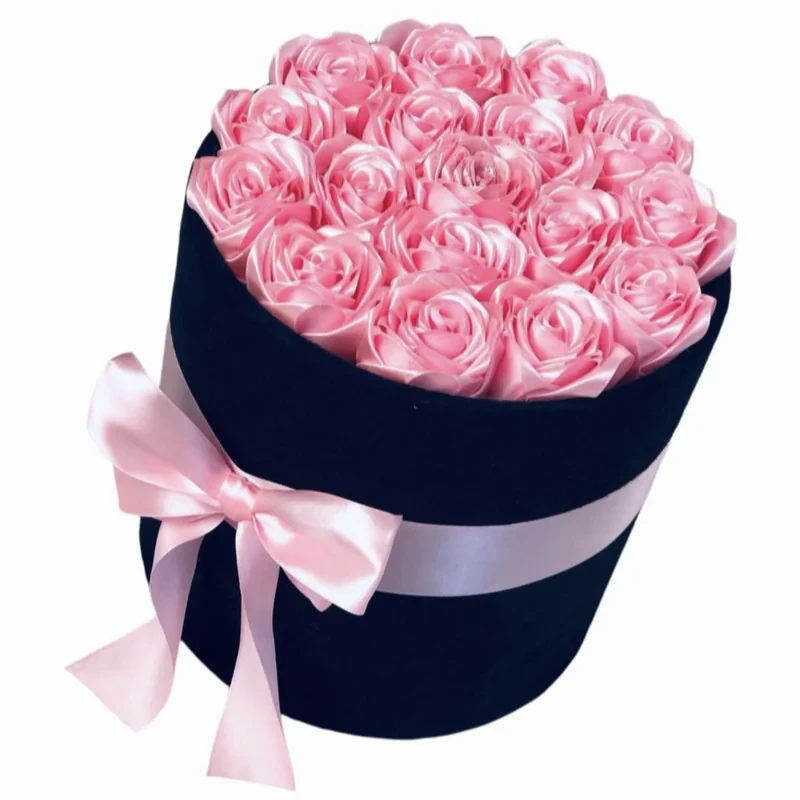 باکس گل مصنوعی رز روبانی با 16 گل، ابعاد 23×45×22 سانتی‌متر، وزن 2500 گرم