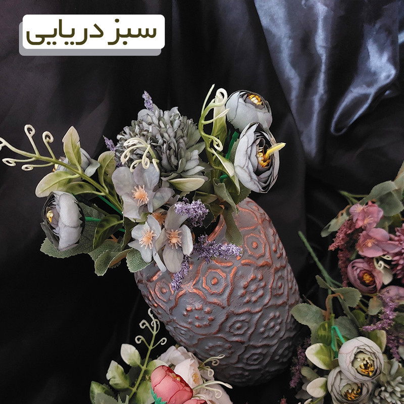 گل مصنوعی مدل ترکیبی نسترن و داودی با گل‌های پفکی و برگ تزئینی، جنس پارچه، ابعاد 15x15x25 سانتی‌متر، وزن 300 گرم