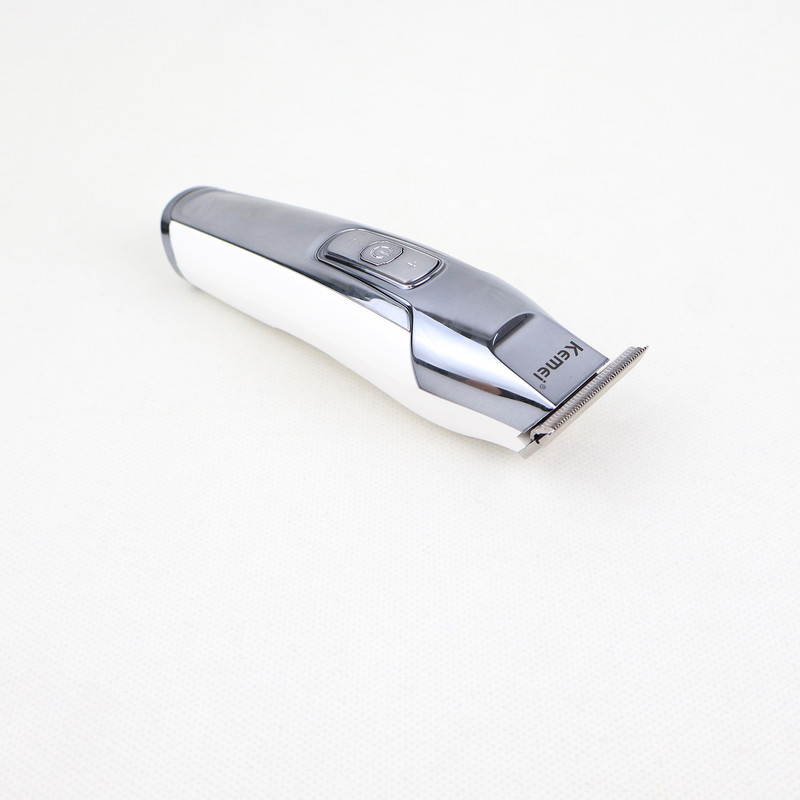 ماشین اصلاح موی سر و صورت کیمی مدل KM-5027 Professional با تیغه تیتانیوم پیشرفته، باتری لیتیوم یون 1400 میلی‌آمپر، شارژ تایپ‌سی، طراحی ارگونومیک و قابلیت استفاده خشک و مرطوب