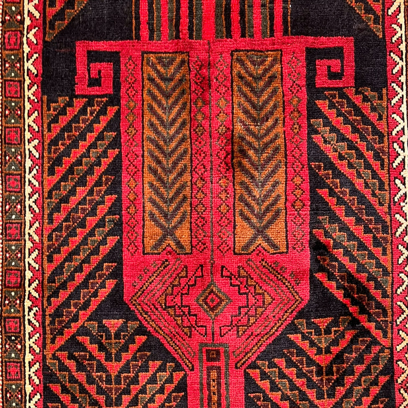 فرش دستبافت سه متری کناره طرح بلوچ زمینه قرمز کد NKP.RJ21