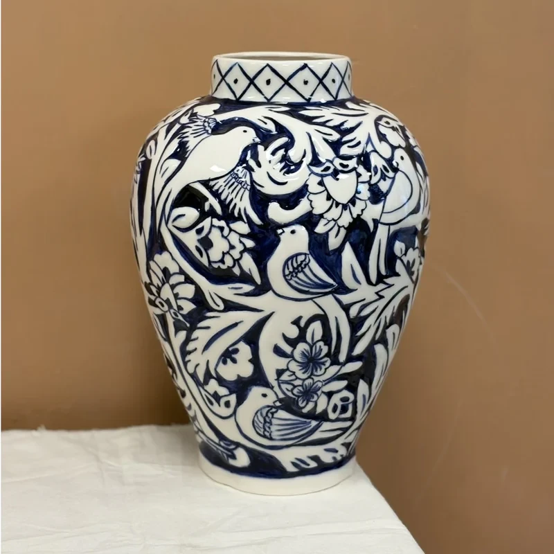 گلدان سرامیکی مدل حکاکی شده گل مرغ