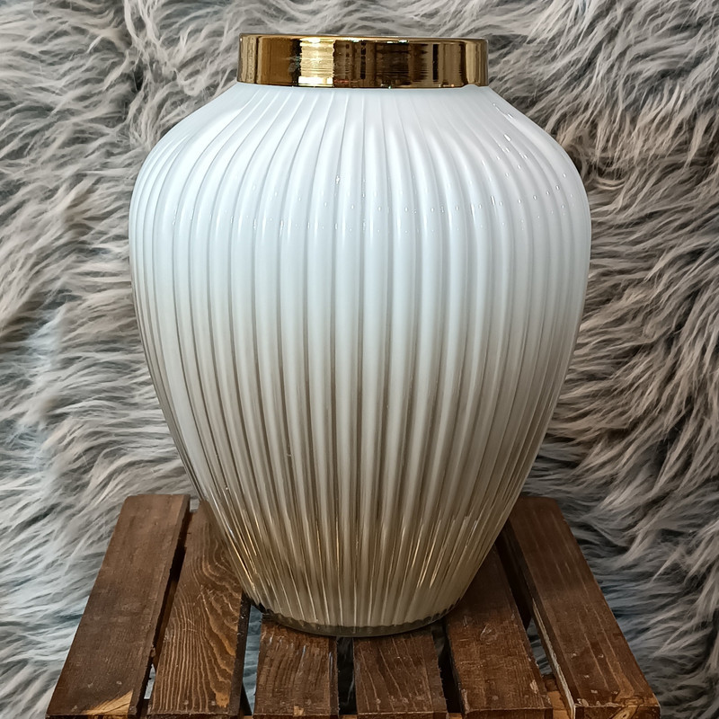 گلدان دکوری شیشه‌ای مدل طوقه فلزی کد 10 با ارتفاع 24 سانتی‌متر، طراحی رگه‌دار بدنه، طوقه فلزی آبکاری شده برای جلوه دکوراتیو و استحکام بیشتر