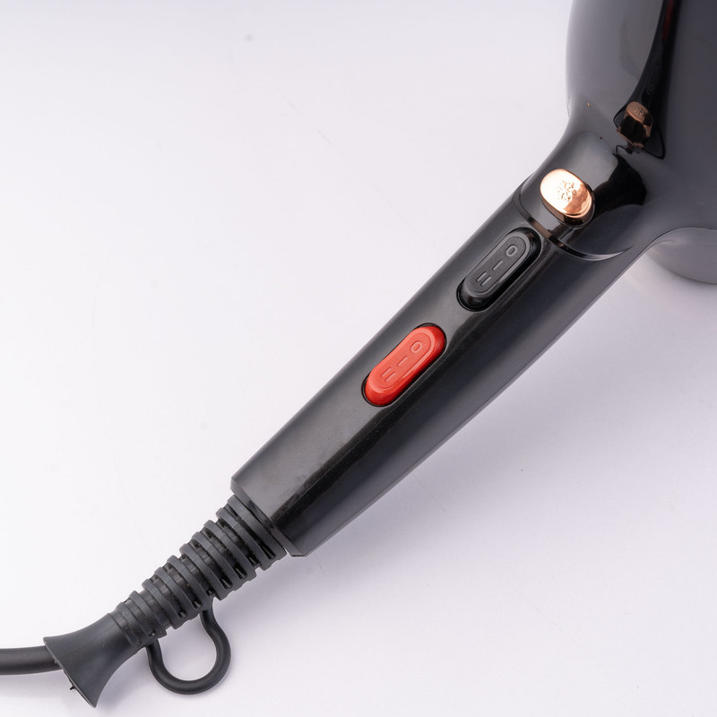 سشوار حرفه‌ای 2400 وات کنورث مدل KW-9030، موتور AC، وزن 1050 گرم، المنت فلز، دارای سری متمرکز‌کننده باریک، متمرکز‌کننده پهن با ویژگی صاف‌کنندگی، با قابلیت فناوری تولید یون