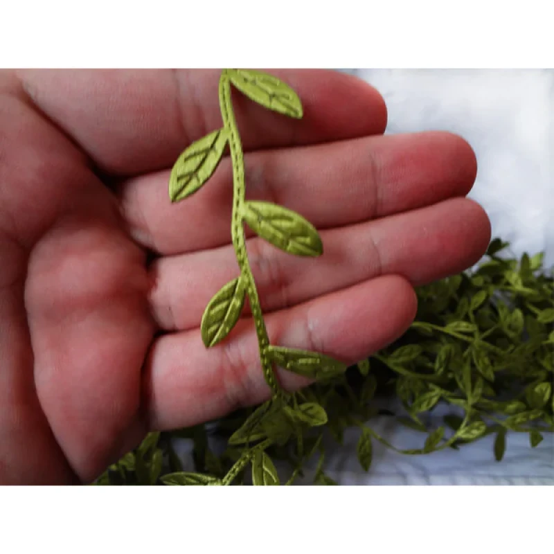 گل مصنوعی ریسه برگ پارچه‌ای طول 12 متر، مناسب تزئین تاج و لباس کودکان و نوجوانان، طول هر برگ 1.5 سانتی‌متر، وزن 10 گرم